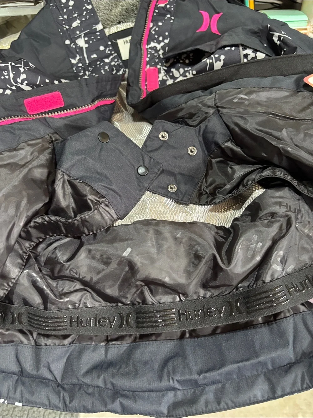 Hurley Phantom Snowboard coat,hood,powder skirt,heat mesh,cold seal,water resist